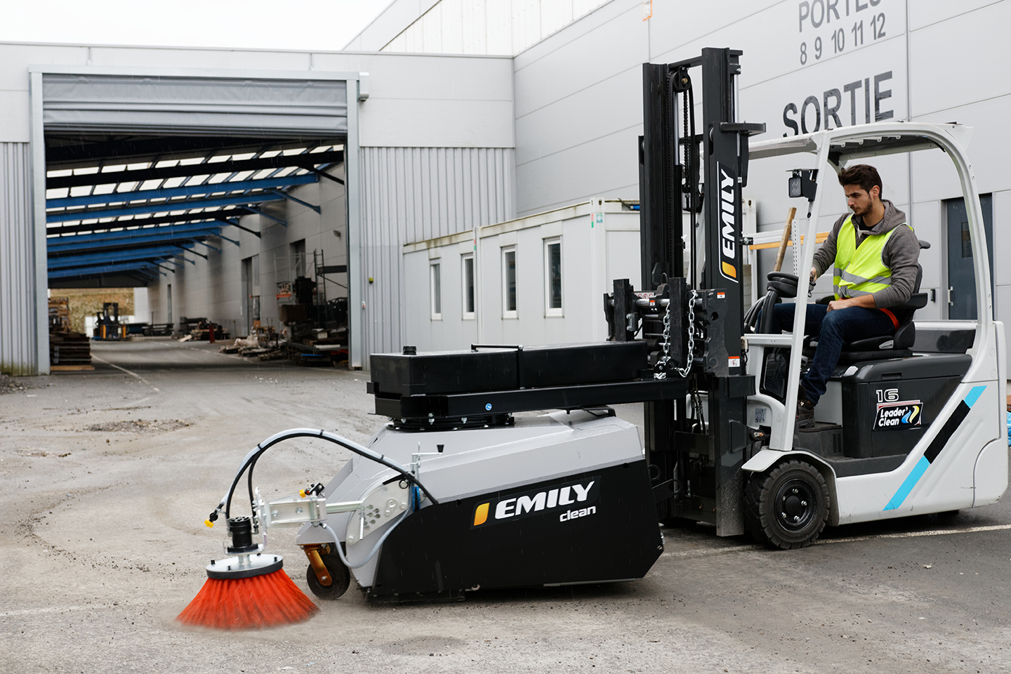 Image d'une balayeuse professionnelle Emily Clean montée sur un chariot élévateur