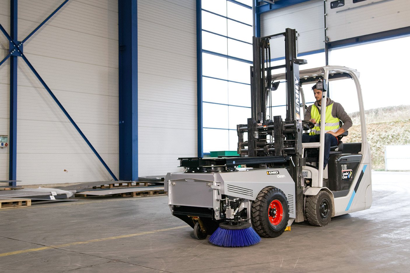 Clean’Box operates by simply pushing with the forklift truck