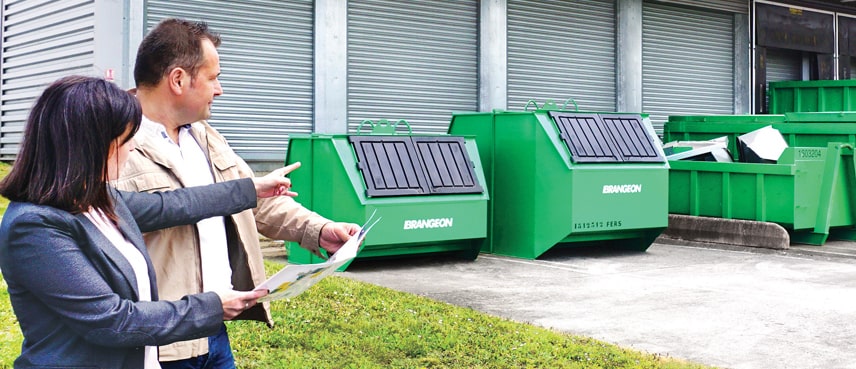 Balayeuse sur chariot utilisée par une société de recyclage